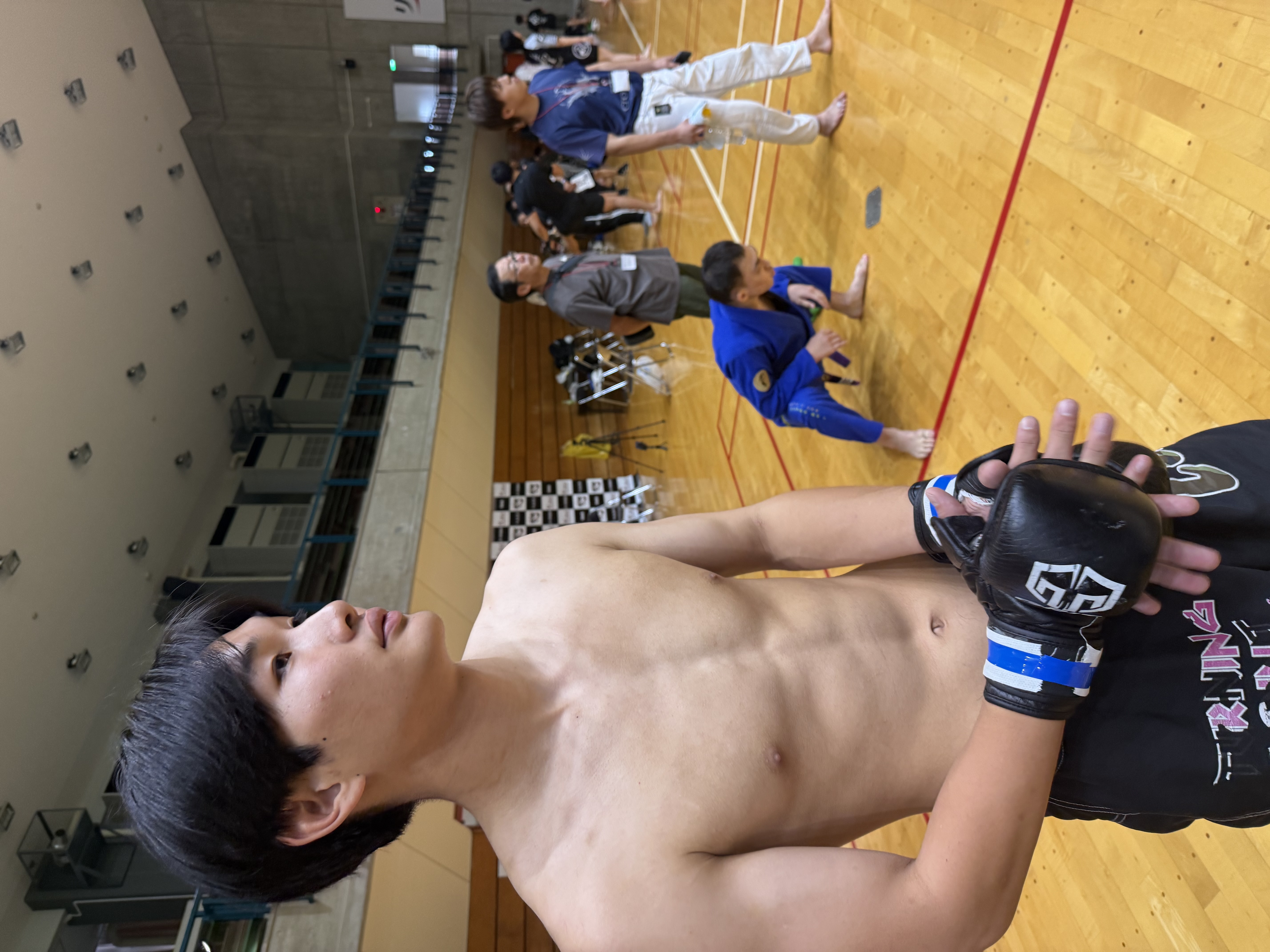 塩澤、冷静な試合運びで判定勝利