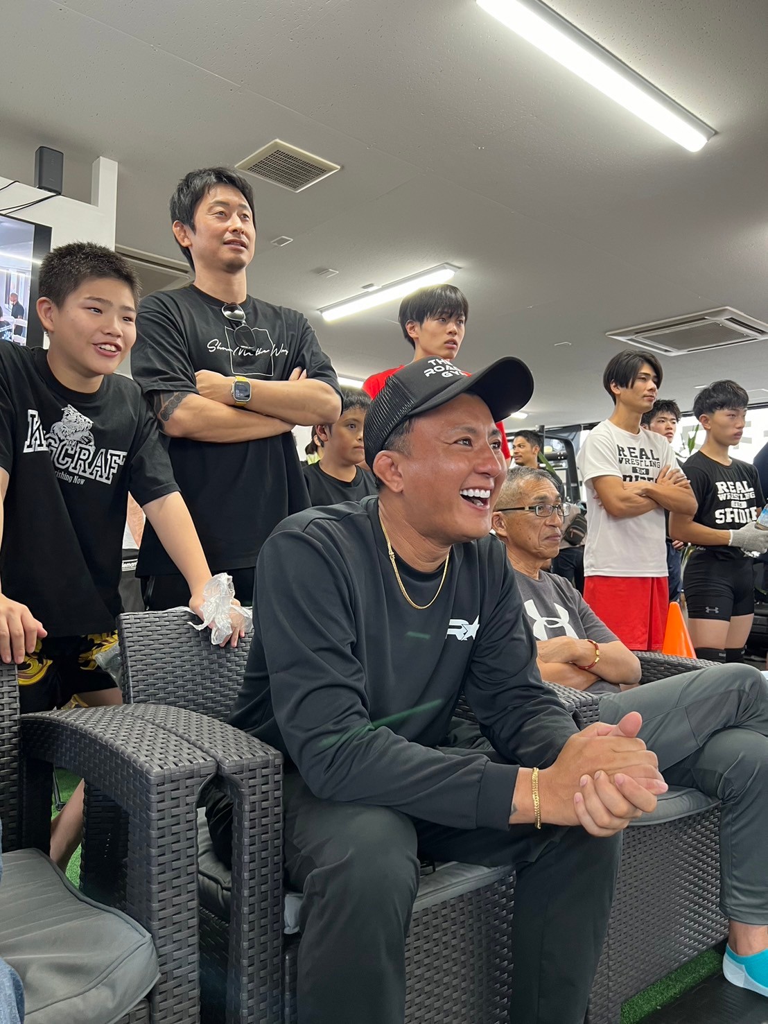 観客の声：「これがアマチュア？ いや、プロと見間違えるほどの熱戦！」