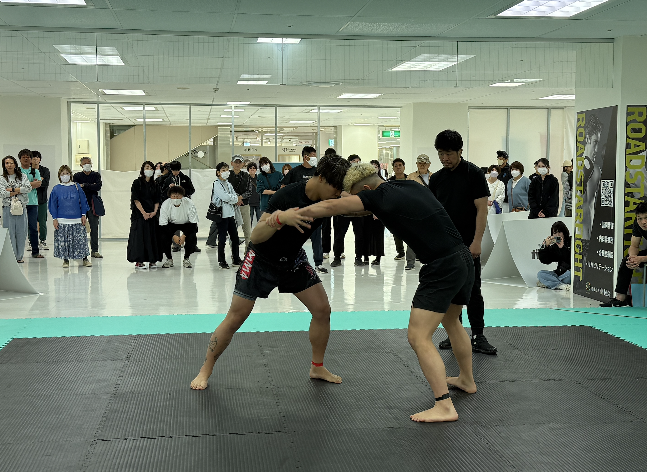 なぜ駅ビルのデパートで？東南アジアに学ぶ“格闘技の開かれた形”